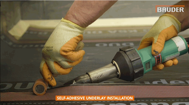 Hot air welding bitumen membrane laps in the flame-free zone of a flat roof