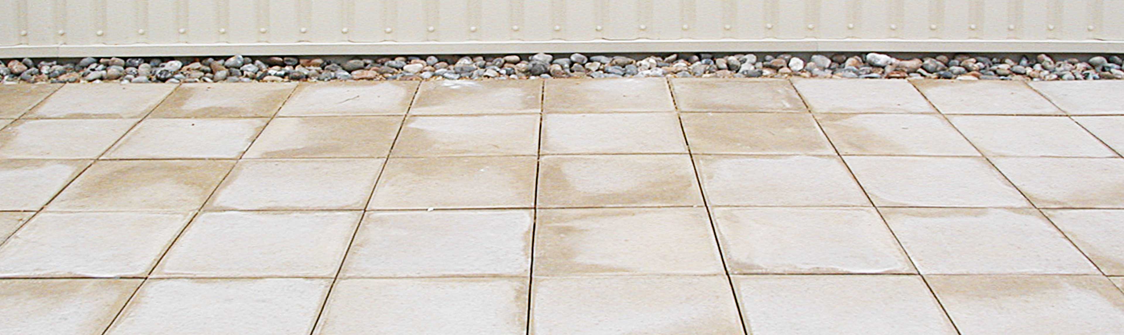 Blue roof stormwater attenuated below a paved finish on the roof